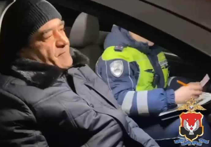 Стала известна судьба ижевского водителя, запершего скорую, и малыша, к которому она ехала