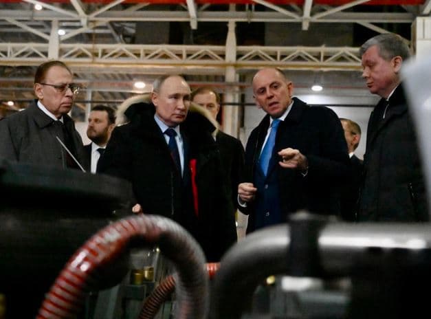 Путин оценил передовые технологии завода «Уральские локомотивы»