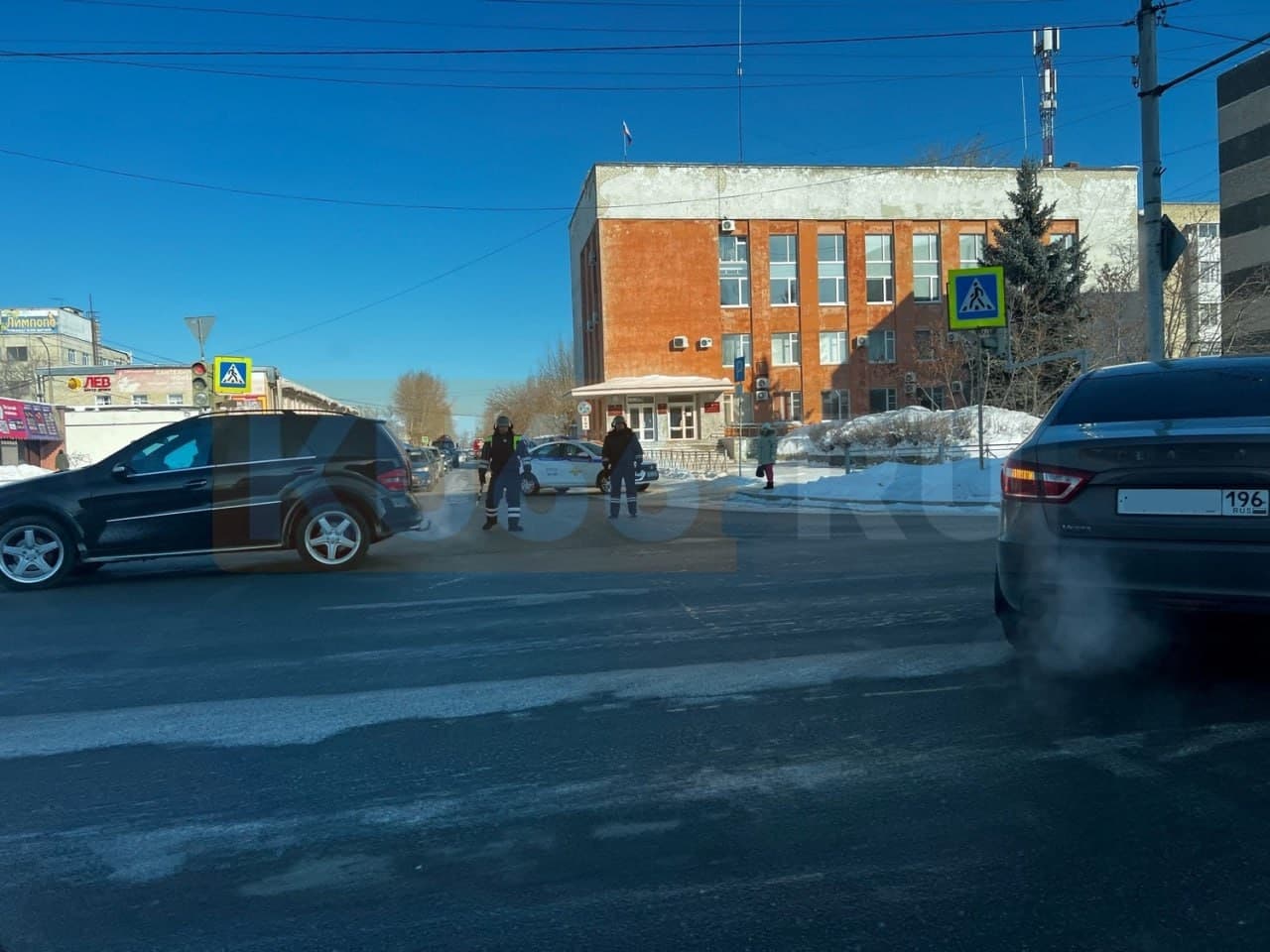 «Водители, внимание!»: В Каменске-Уральском оцепили участки у мэрии района и отдела полиции