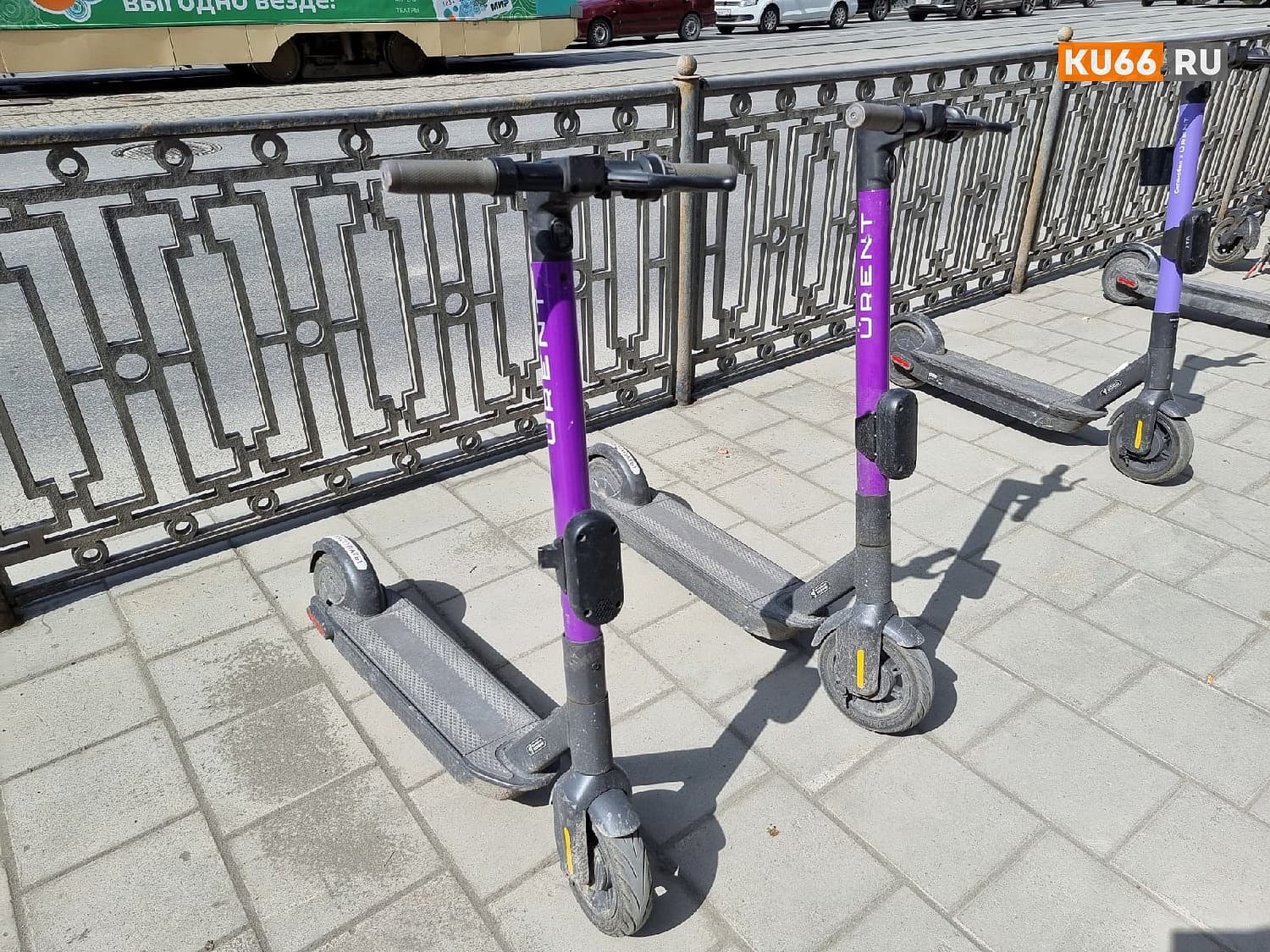 Водителям разрешили не останавливаться перед самокатчиками на зебре