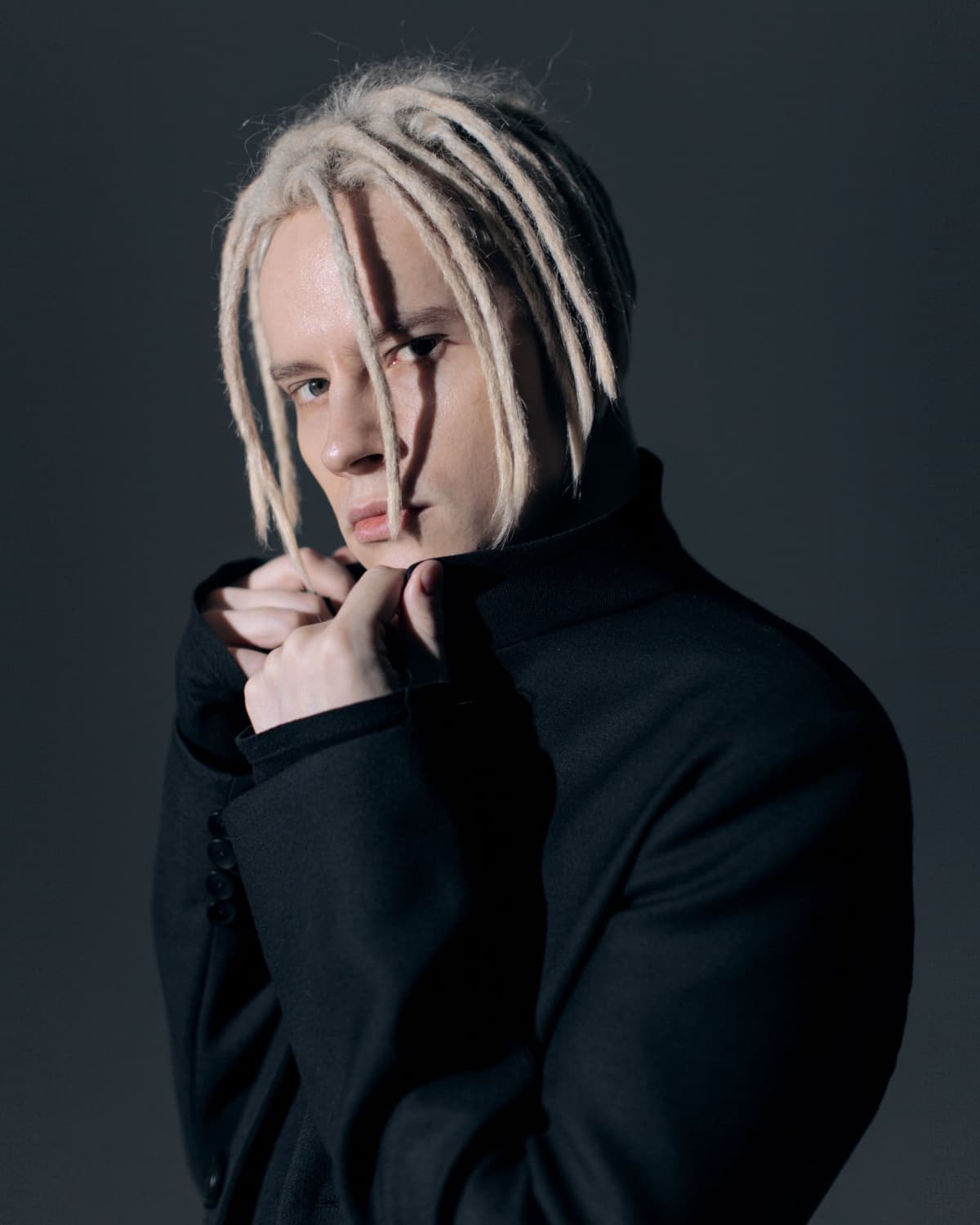 Стало известно, кто придумал певцу Шаману его псевдоним