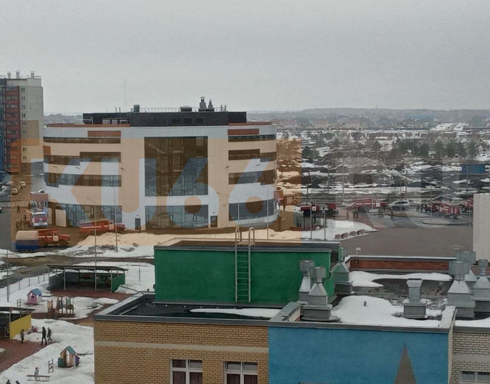 К Центру бокса в Каменске-Уральском съехались пожарные машины