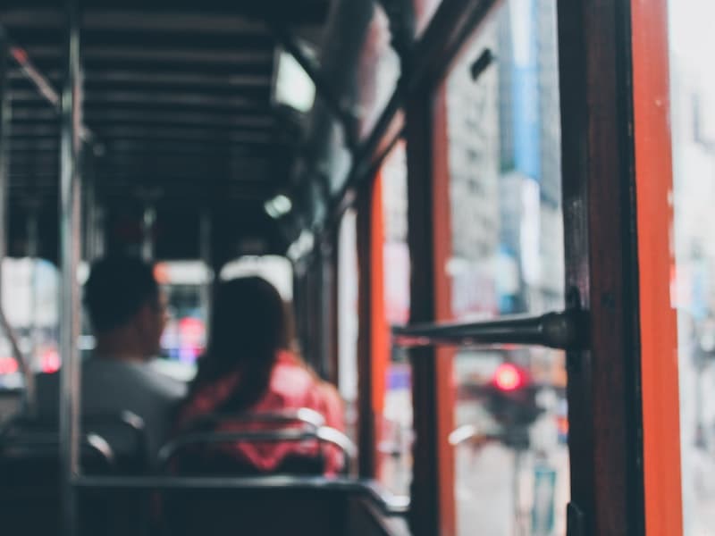 В Каменске-Уральском обстреляли новый автобус. Видео