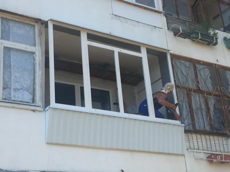 Компания «Монтаж-проф» в Каменске-Уральском предлагает алюминиевый балкон с выносом всего за 47 тысяч рублей! 