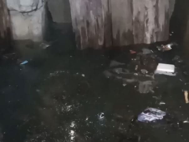 В деревне под Каменском-Уральским затапливает дом