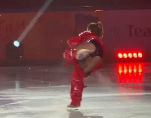 Известная фигуристка потеряла брюки во время исполнения сложного элемента