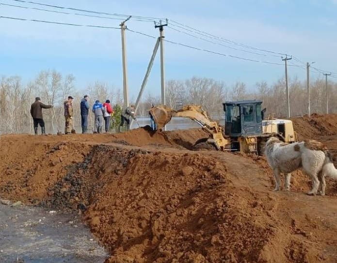 Жители Оренбуржья сами возвели дамбу, чтобы спаси свои дома
