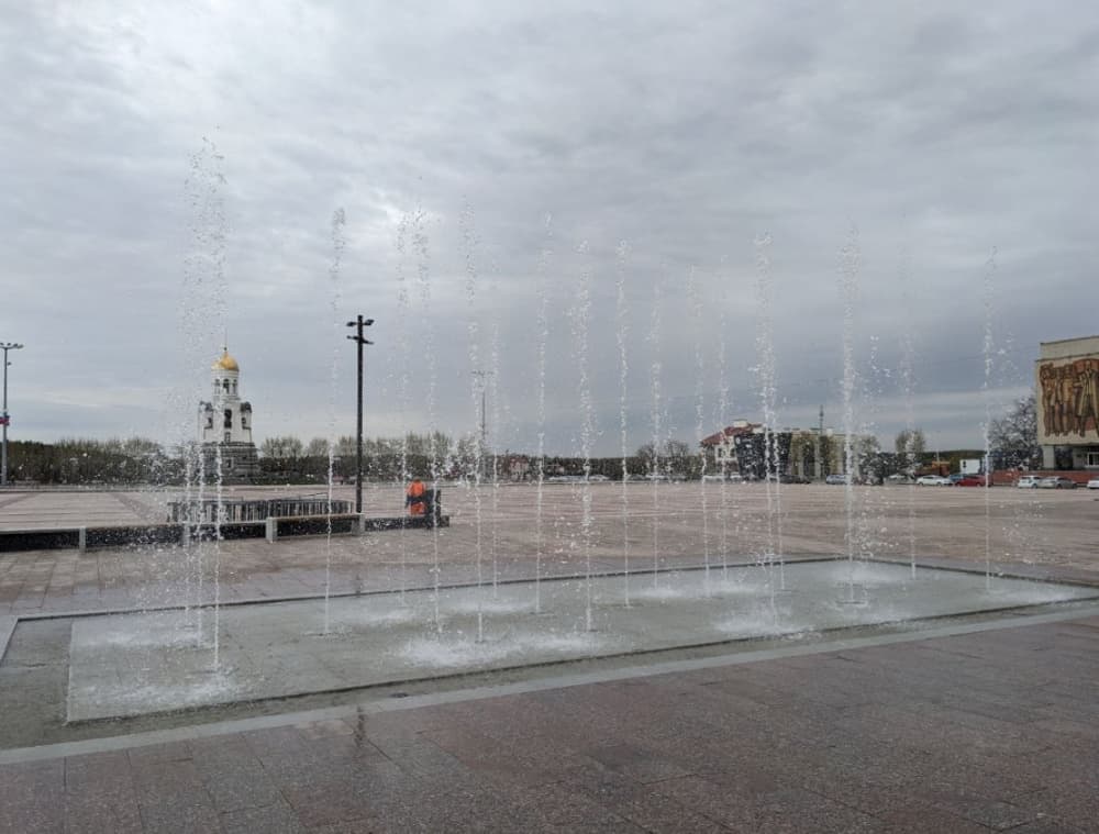В Каменске-Уральском тестируют работу новых фонтанов. Видео