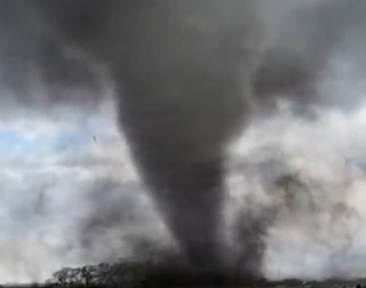 В США свирепствуют несколько смерчей