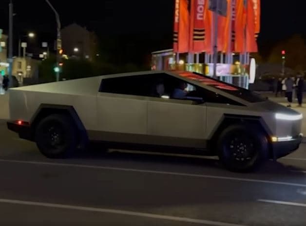 В центре Москвы заметили первый «луноход» Tesla Cybertruck