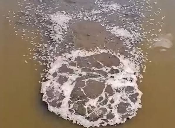 В Каменске-Уральском заметили странное явление на Исети