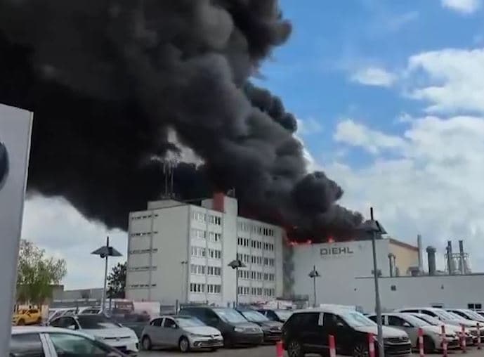 "Всем гражданам закрыться дома": В Берлине загорелся завод, производящий ракеты IRIS-T
