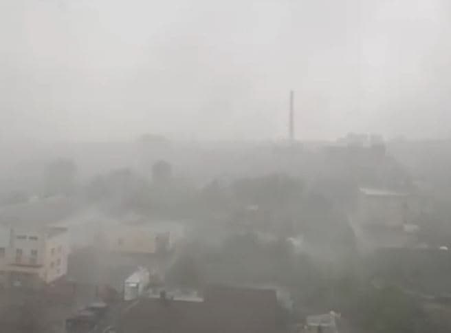 «Дома разрушены, машины разбиты»: На юге России бушует мощный ураган