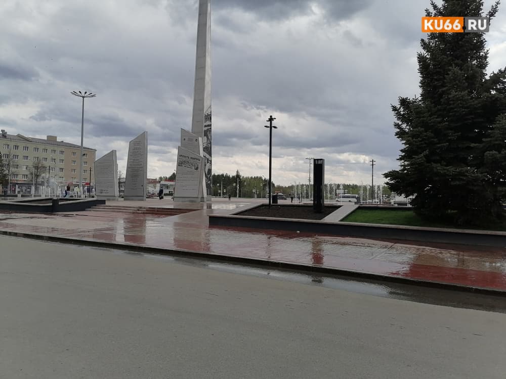 Из-за штормового ветра на центральной площади Каменска-Уральского произошел потоп. Видео