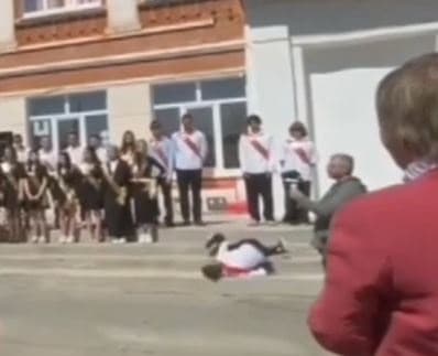 На последнем звонке в Каменске-Уральском выпускник упал в обморок