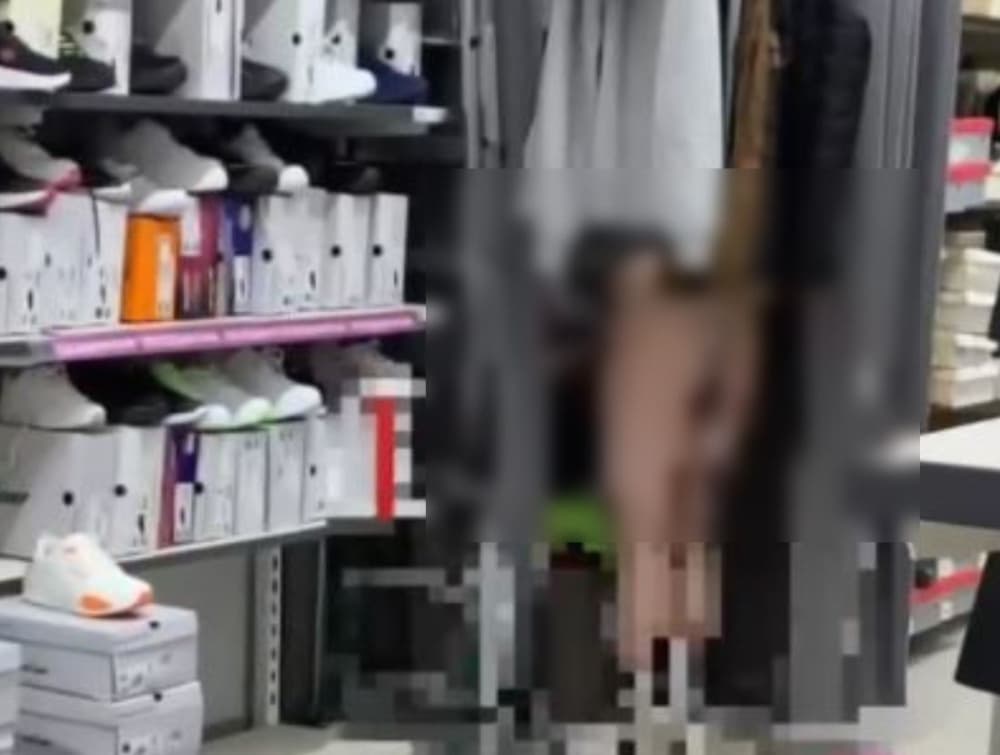 Посетитель ТЦ в Каменске-Уральском прилюдно занимался онанизмом