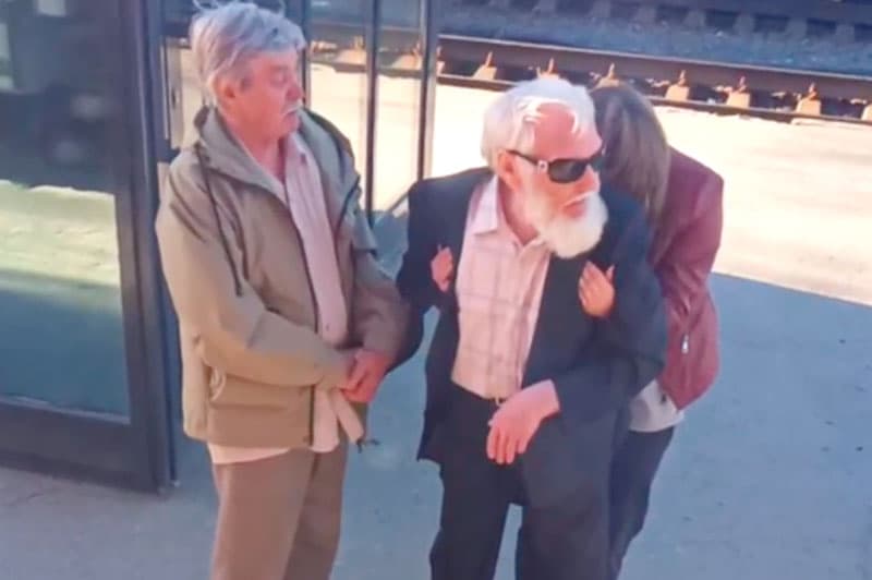 "Старых русских не пускают в поезд". На станции в Екатеринбурге проводник не разрешила посадку пьяным пассажирам. Видео