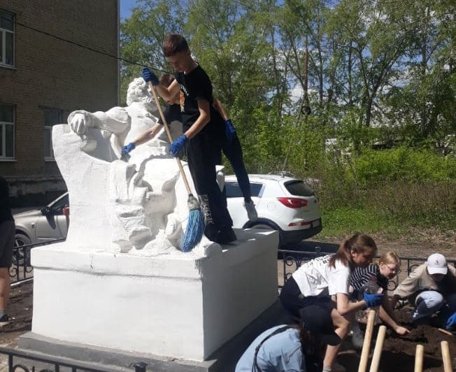 В Каменске-Уральском привели в порядок памятник Пушкину