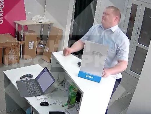 «И не таких сшибал»: житель Екатеринбурга устроил гневное «шоу» в ПВЗ