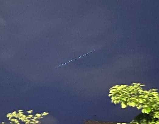 «Вот это сюрприз»: Ночью над Екатеринбургом заметили колонну светящихся объектов