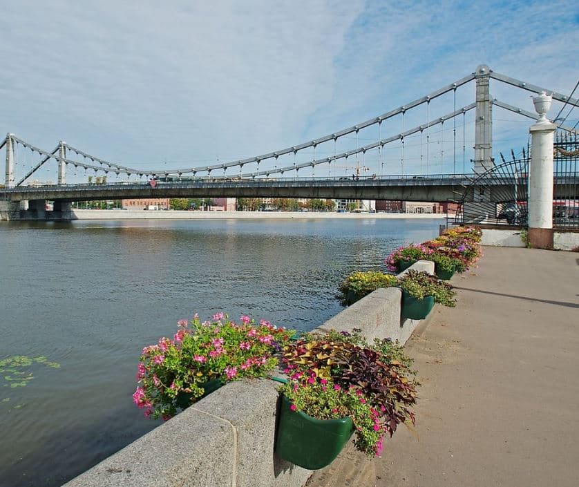 Голый неадекватный мужчина устроил заплыв в районе Крымского моста