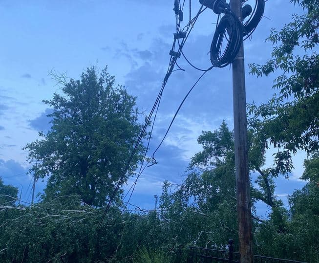 В Каменске-Уральском затопило транспорт и оборвало электрические сети. Видео