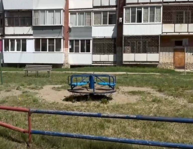 В Каменске-Уральском дети обратились к президенту с просьбой вернуть горку в их двор