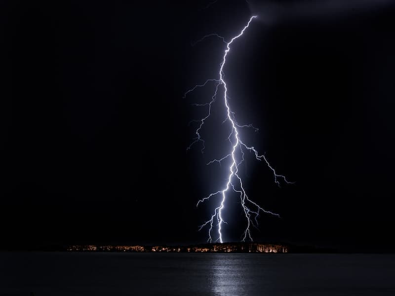 Жители Каменска-Уральского пожаловались на необычную вспышку и грохот