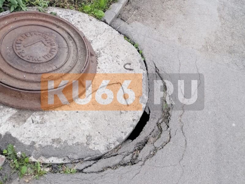 На Комсомольском бульваре в Каменске-Уральском рушится тротуар — в яму могут упасть дети