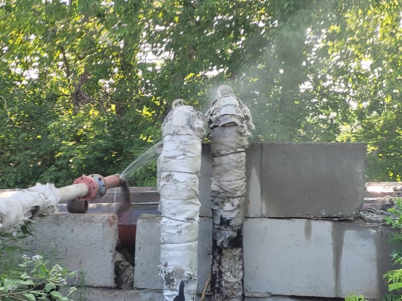 Машина влетела в коллектор в Каменске-Уральском — из трубы хлещет кипяток