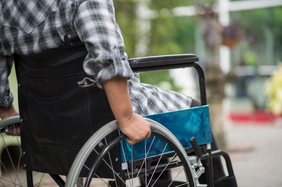 «Лучше бы ты умер»: мама парня из Краснотурьинска, выжившего после падения с пятого этажа, желала ему смерти