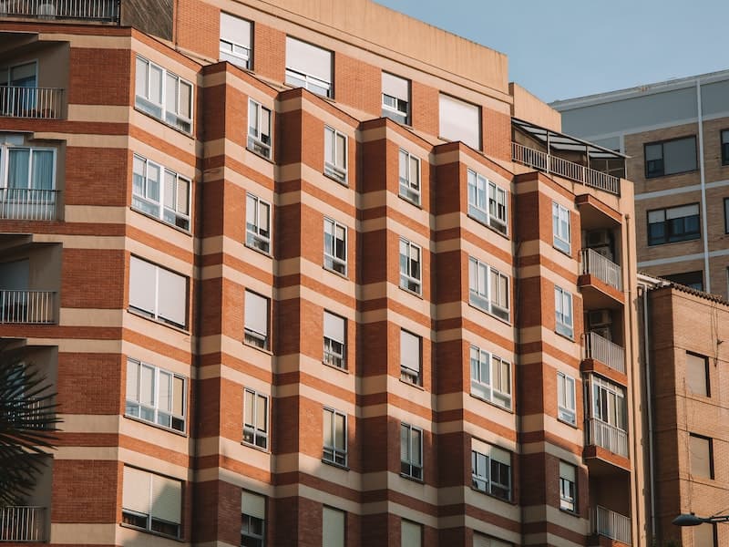 В Каменске-Уральском подросток выпал из окна