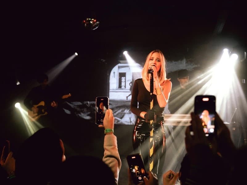 «Материлась со сцены и трогала себя за ***»: Глюкоза возмутила красноярцев своим поведением на концерте