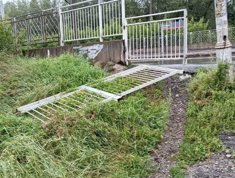 «Переход стоил жизни»: жители Каменска-Уральского снесли ограждение через ж/д пути на станции «Соцгород»