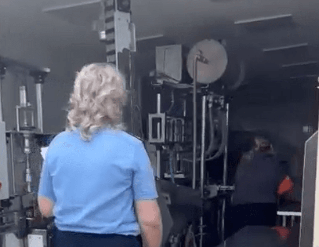 «Отравился 31 человек»: приставы закрыли цех по розливу опасной воды, которую продают в Каменске-Уральском