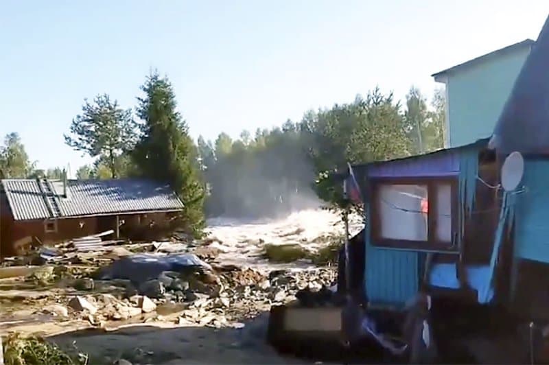 «Поселок смыло»: поток воды снес дамбу в Карелии — один человек погиб