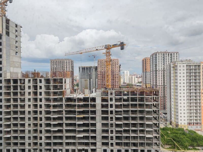 Рабочих придавило строительными материалами в Екатеринбурге, но они выжили