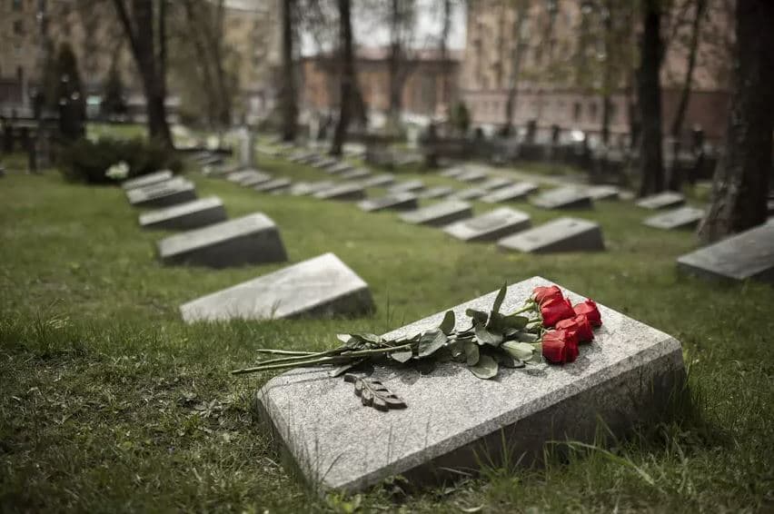 Свердловского ветерана СВО, убившего жену, нашли мертвым на кладбище