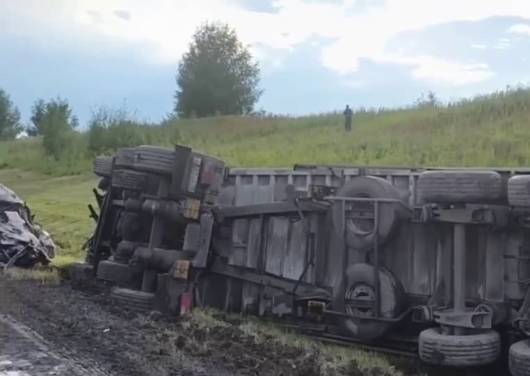 Молодые люди погибли в ДТП после похорон друга, который попал в аварию в том же месте в Красноярском крае 