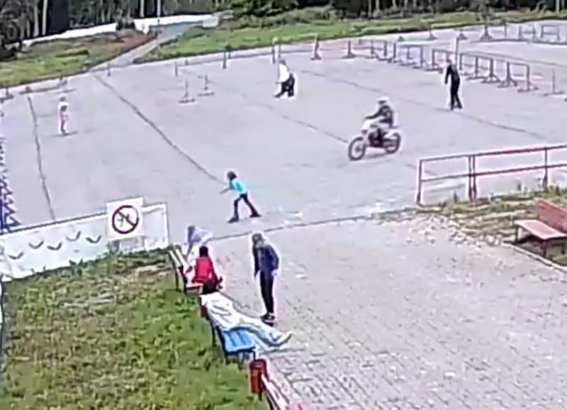 «Боюсь гулять с детьми»: мотоциклист чуть не сбил девочку в Каменске-Уральском