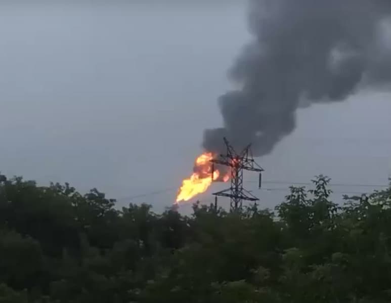 Мощный взрыв произошел на нефтезаводе в Омске — два человека пострадали. Видео