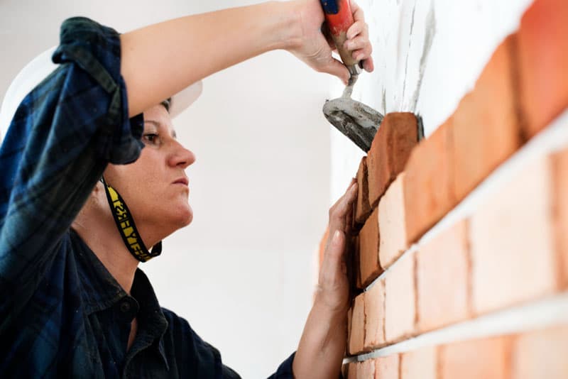 Юрист раскрыл, как не допустить срыва сроков строительной бригадой