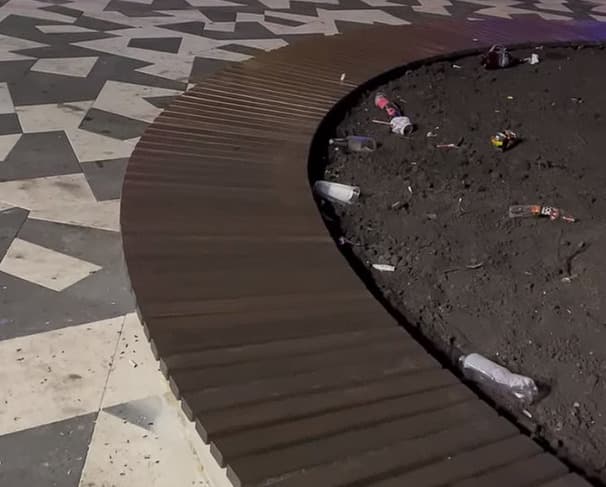 «Где живем, там и гадим»: Байновский сад в Каменске-Уральском превратился в помойку, не успев открыться