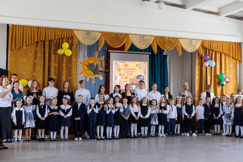 Синарские трубники поздравили учащихся подшефных школ с Днем знаний в Каменске-Уральском