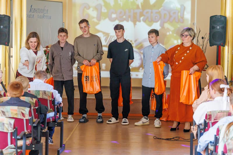 Канцтовары в подарок: СинТЗ помог нуждающимся детям в Каменске-Уральском подготовиться к школе