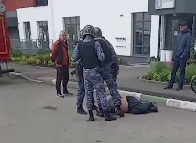 Чуть не сжег ребенка: пьяный мужчина в Екатеринбурге после ссоры с женой устроил скандал