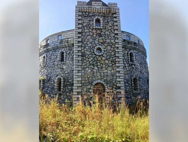 Трехэтажный замок за 50 млн рублей продают в Екатеринбурге — там нет канализации и ремонта