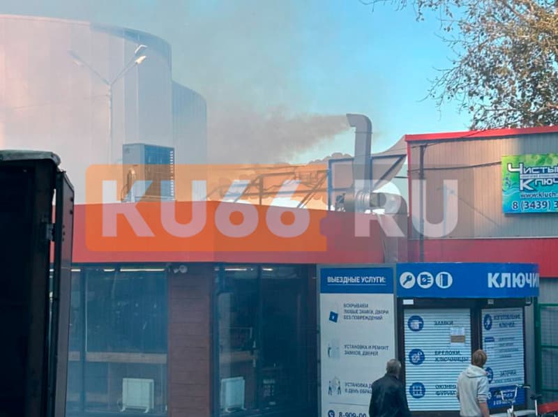 Шаурмичная загорелась на проспекте Победы у Каменск Сити Молла. Видео