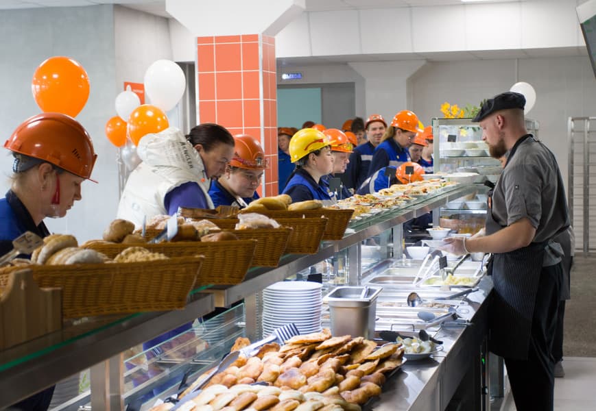 К юбилею СинТЗ в Каменске-Уральском на предприятии обновили столовую 