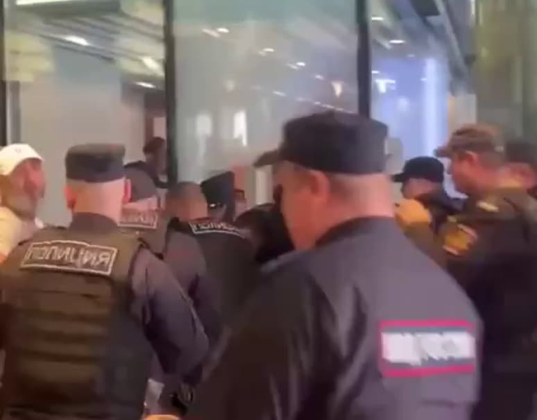 Два охранника погибли при стрельбе в офисе Wildberries напротив Кремля 